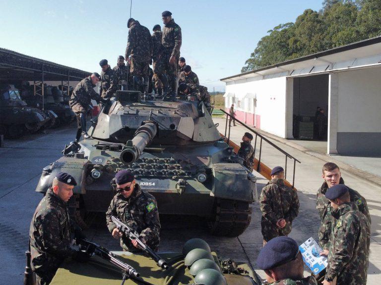 Regimento de Carros de Combate recebe visita do Curso de Cavalaria da Escola de Sargentos das Armas