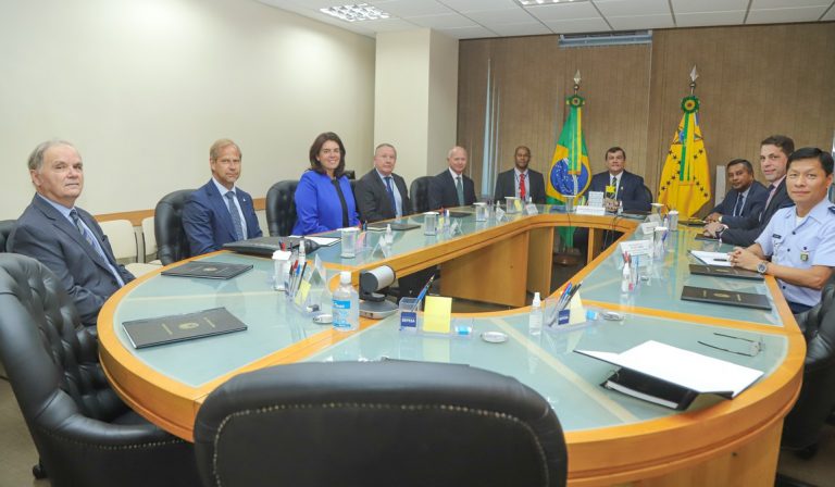 Ministro da Defesa recebe executivo da Saab para tratar de projetos estratégicos e Base Industrial de Defesa