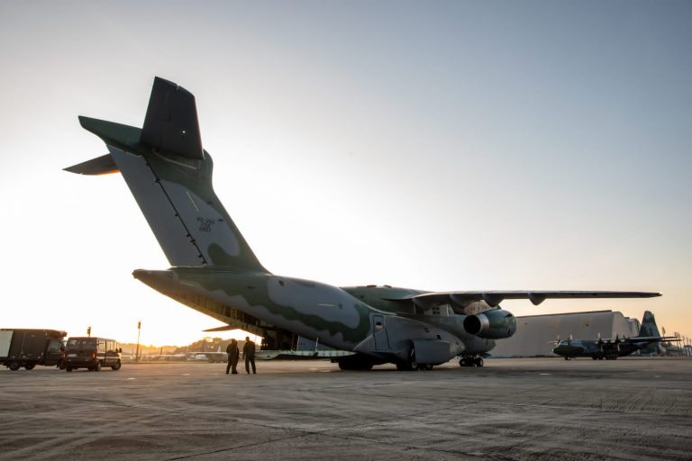 KC-390 Millennium realiza, pela primeira vez, lançamento de carga na Antártida