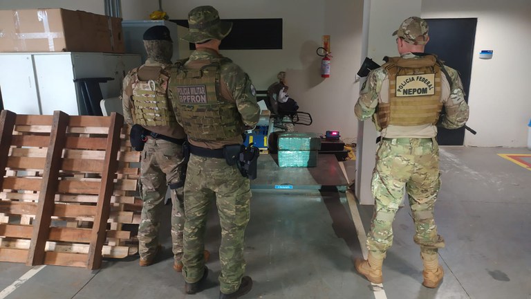 PF, BPFRON e MARINHA apreendem veículo com maconha