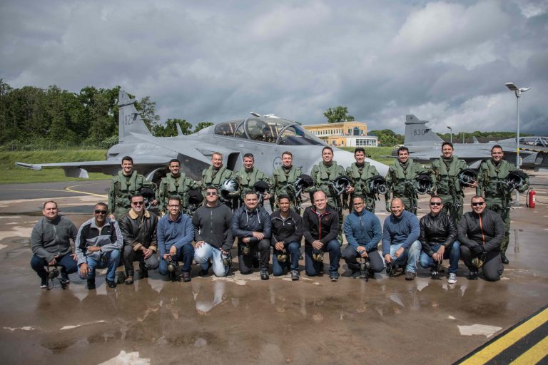 Técnicos da FAB completam treinamento na Suécia para manutenção do caça Gripen