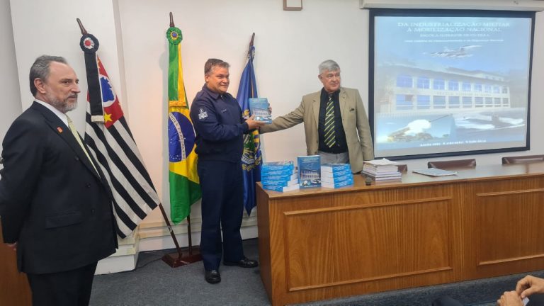 Presidente da ADESG fez apresentação do livro “Da Industrialização Militar à Mobilização Nacional” em São Paulo