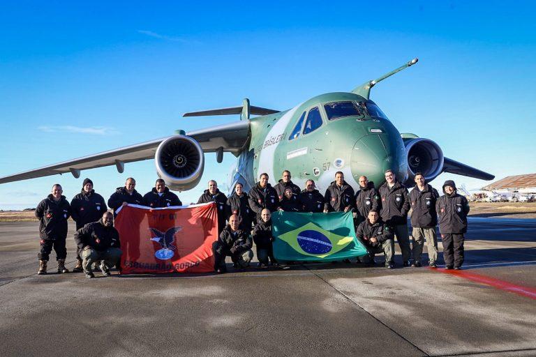 Veja como foi o primeiro lançamento de carga do KC-390 da FAB na Antártida