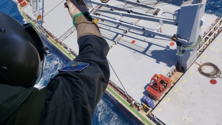 FAB realiza resgate de tripulante que passou mal em navio