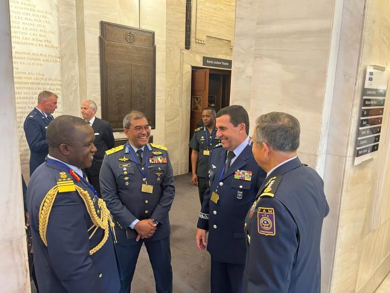 Comandante da FAB participa de encontro com Chefes de Forças Aéreas e do Espaço