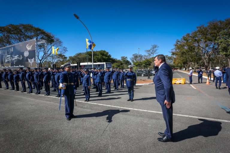 Cerimônia militar celebra os 149 anos de Alberto Santos-Dumont