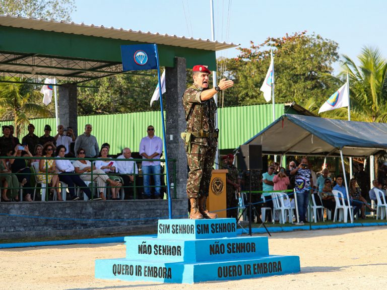 Centro de Instrução Pára-quedista General Penha Brasil realiza cerimônia de passagem de comando