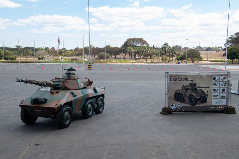 Exército assina contrato para modernização de Viaturas Blindadas Cascavel