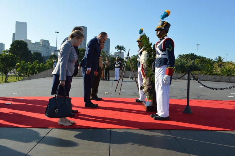 No Rio de Janeiro, governo da Polônia presta homenagem ao Túmulo do Soldado Desconhecido brasileiro