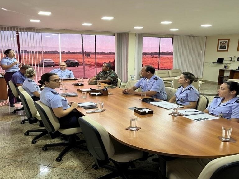 Militares do Centro de Psicologia Aplicada do Exército conhecem o Instituto de Psicologia da Aeronáutica
