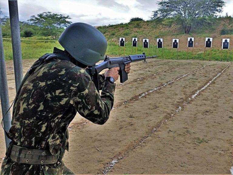 Soldados do efetivo variável realiza o exercício de Tiro de Instrução Avançada em Paulo Afonso (BA)