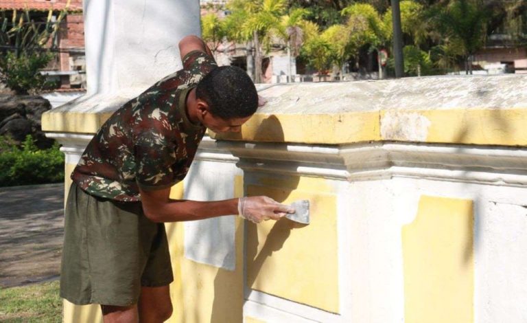 Militares da Artilharia Divisionária da 1ª Divisão de Exército recuperam Praça Duque de Caxias em Niterói (RJ)