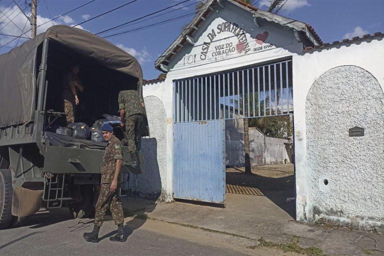 Aviação do Exército realiza campanha do agasalho em Taubaté