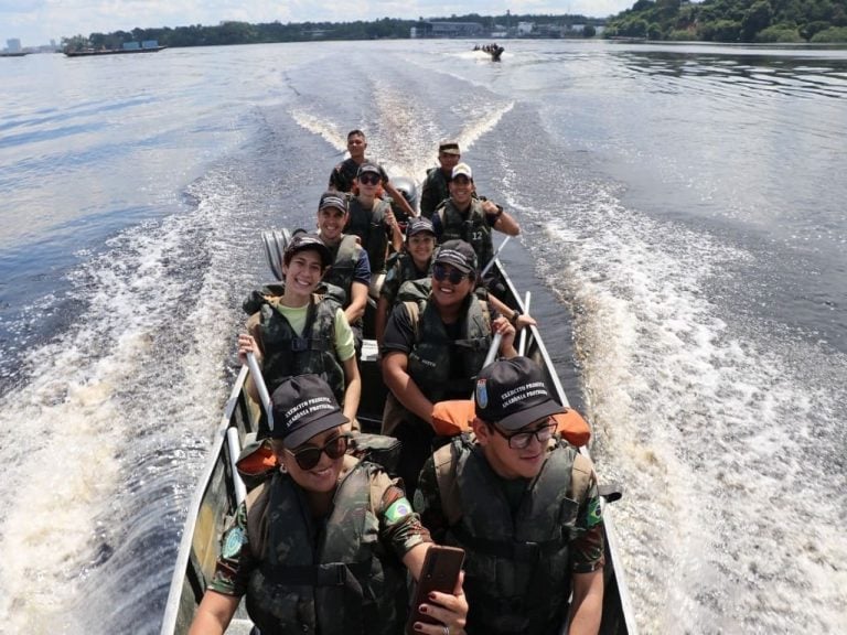 Universitários e influenciadores digitais conhecem o Exército em Manaus