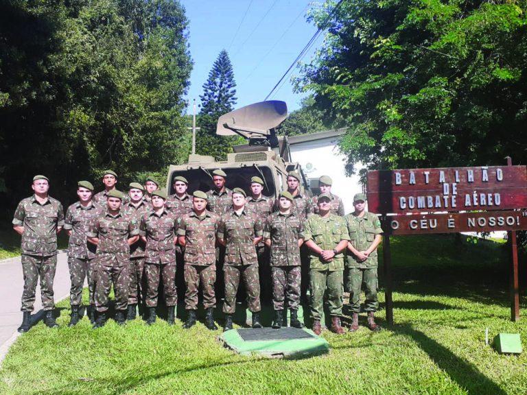 Curso de Artilharia visita Batalhão de Combate Aéreo da Marinha do Brasil