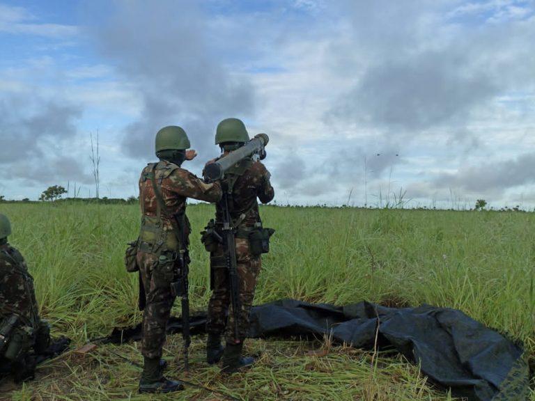 Artilharia de Selva abate aeronave inimiga em exercício de simulação
