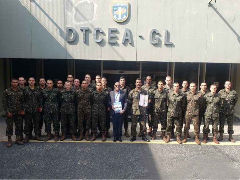 Curso de Precursor Paraquedista realiza visita ao Destacamento de Controle do Espaço Aéreo do Galeão