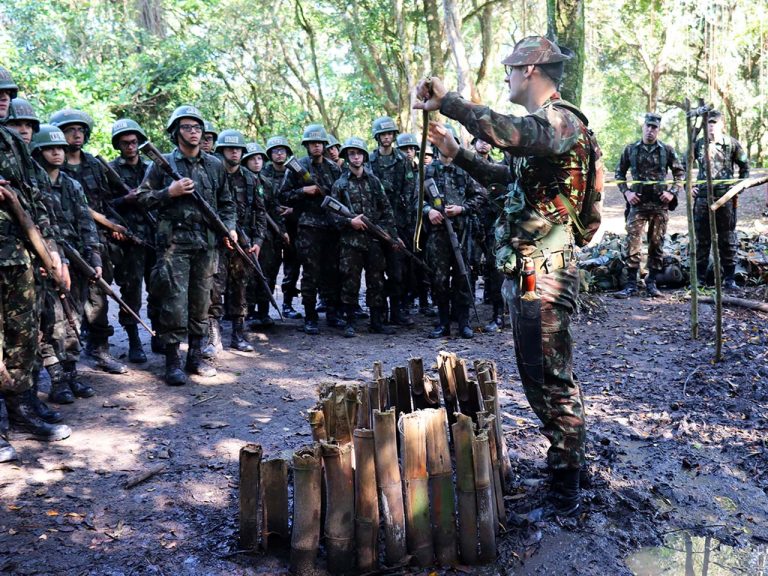 Alunos do Instituto Militar de Engenharia participam de Exercício no Terreno