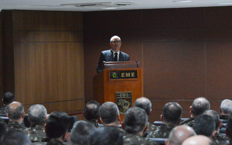 Embaixador do Brasil na Itália ministra palestra no Quartel-General do Exército