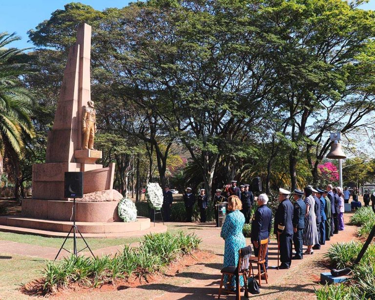 Comando do 8º Distrito Naval presta homenagem em Memória aos Mortos da Marinha em Guerra