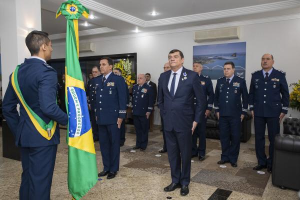Ministro da Defesa é condecorado com a medalha Mérito Santos-Dumont
