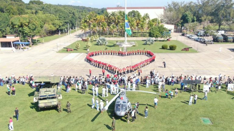 Banda Marcial do Corpo de Fuzileiros Navais se apresenta na Caminhada pela Conscientização do Autismo
