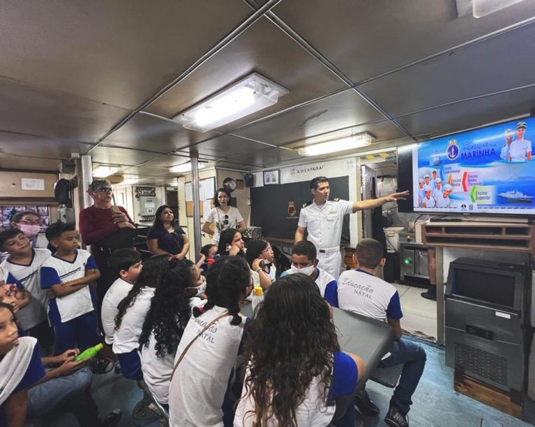 Navio-Patrulha “Goiana” recebe visita de alunos da Escola Municipal Nossa Senhora dos Navegantes