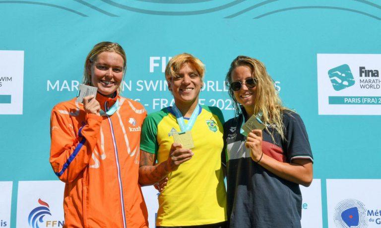 Militar Ana Marcela vence etapa de Paris do circuito de maratonas aquáticas