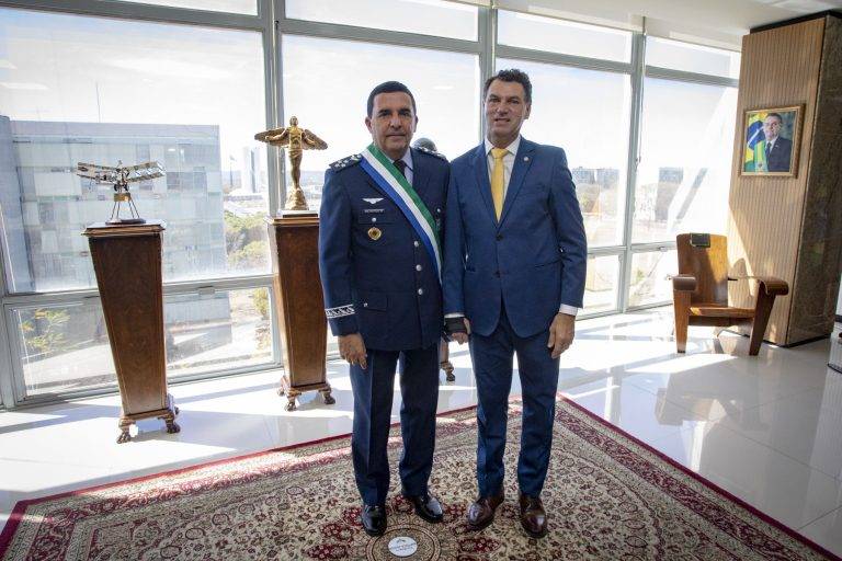 Comandante da Aeronáutica recebe a Comenda da Ordem do Mérito Legislativo