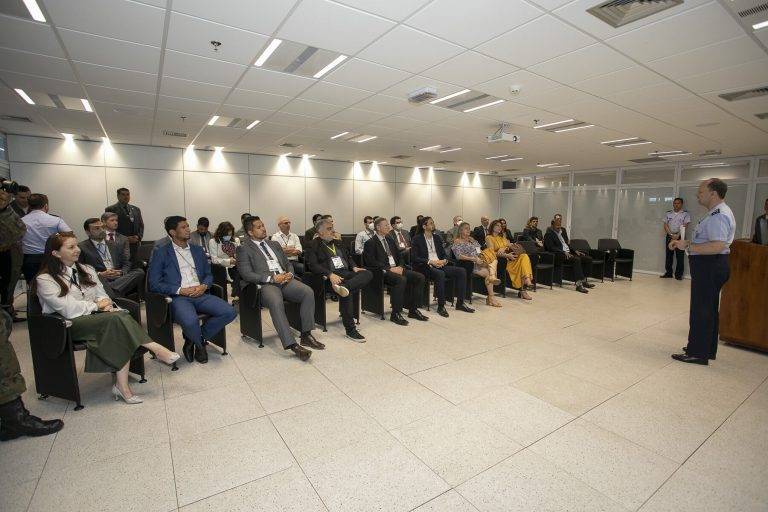 Assessores parlamentares realizam visita ao Centro de Operações Espaciais
