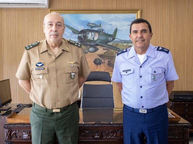 Comandante da FAB recebe visita do Chefe do EMCFA
