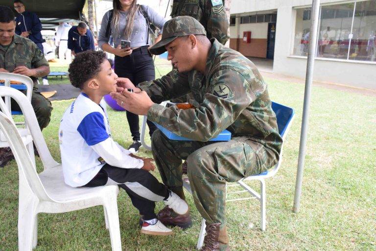 “Um Dia de Fuzileiro Naval e Marinheiro” faz a alegria de crianças e promove a inclusão