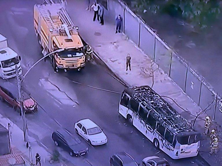 Bombeiros da Força Aérea Brasileira atuam em combate à incêndio em ônibus no Rio de Janeiro