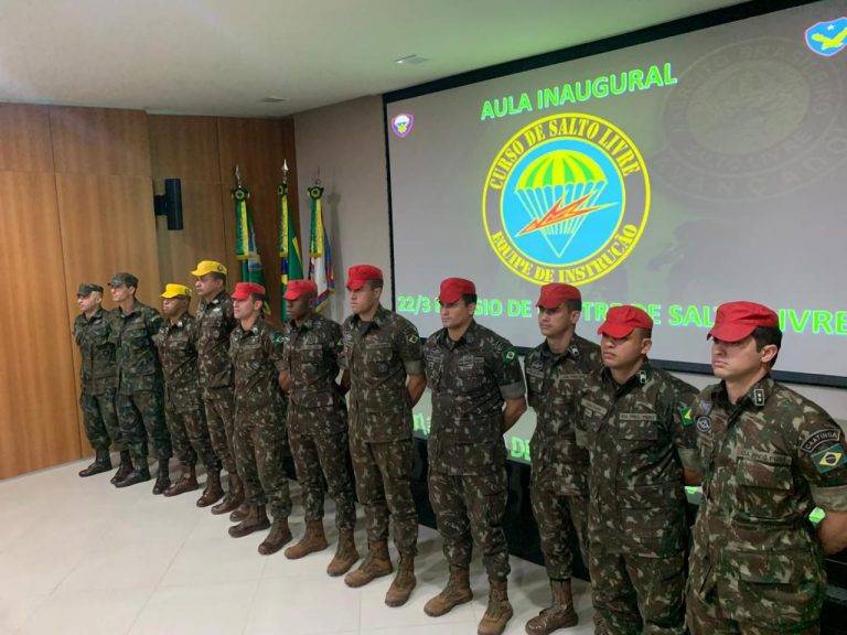 Escola de Pára-quedistas realiza a aula inaugural do 2º turno do Estágio de Mestre de Salto Livre