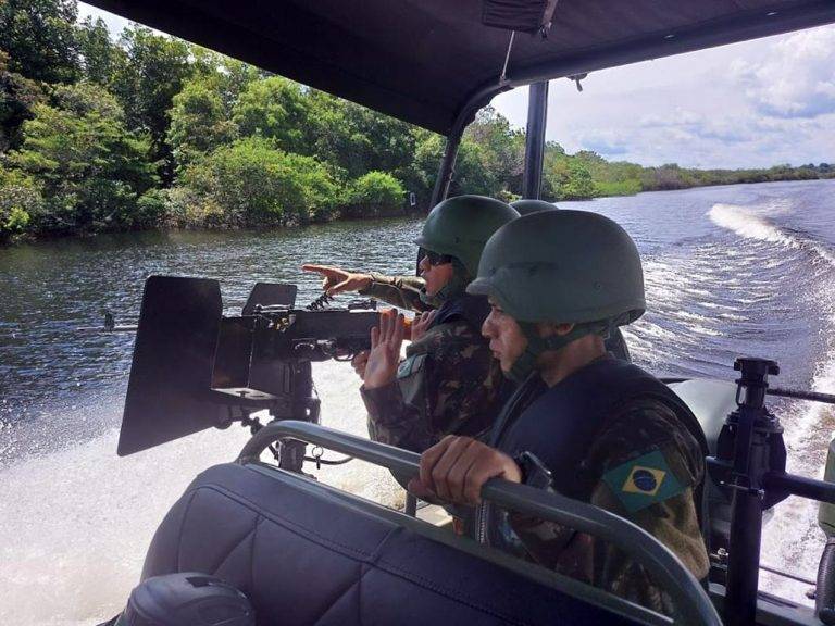 Centro de Embarcações realiza instrução de tiro embarcado