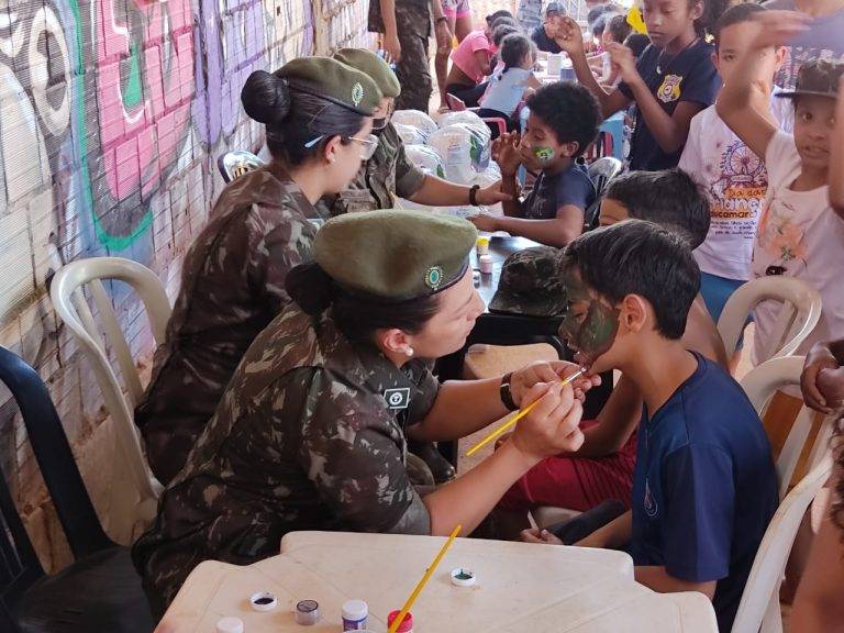 Grupo de Artilharia realiza uma ação cívico-social na Cidade Estrutural do Distrito Federal