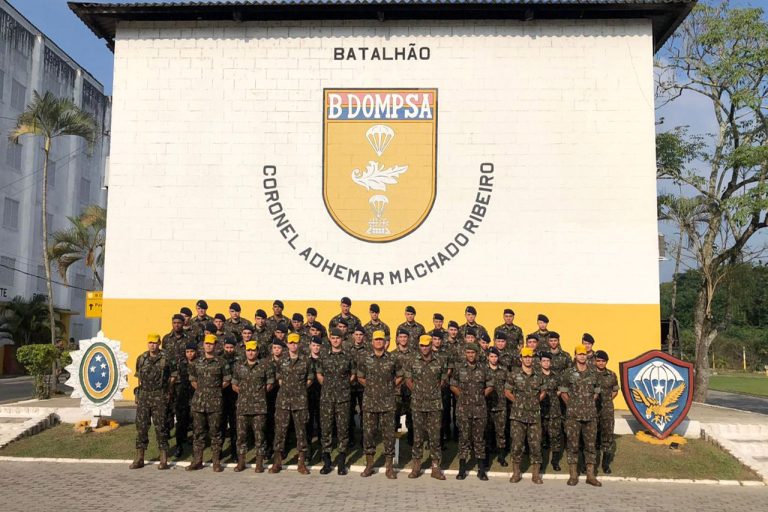 Unidade Pára-quedista recebe instrutores e cadetes do 4º ano da AMAN