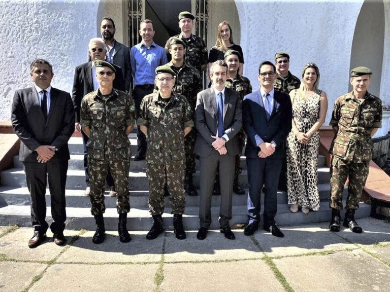 Centro de Avaliações do Exército recebe visita técnica do Centro Tecnológico do Exército e da EMBRAER