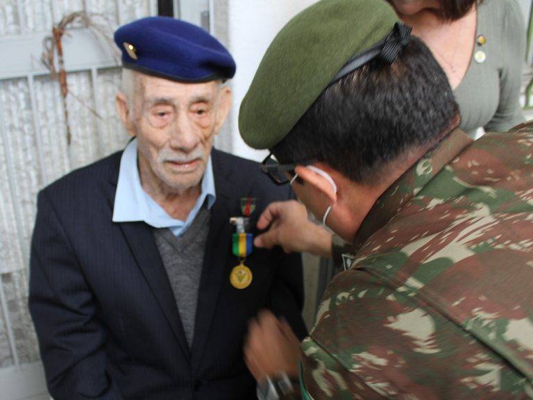 Batalhão Agulhas Negras na comemoração dos 100 anos de Ex-Combatente da FEB