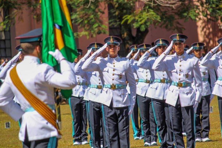 Alunos da Escola Preparatória de Cadetes prestam compromisso à Bandeira Nacional