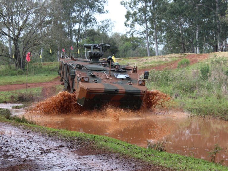 Brigada de Cavalaria realiza exercício de adestramento de viatura Guarani