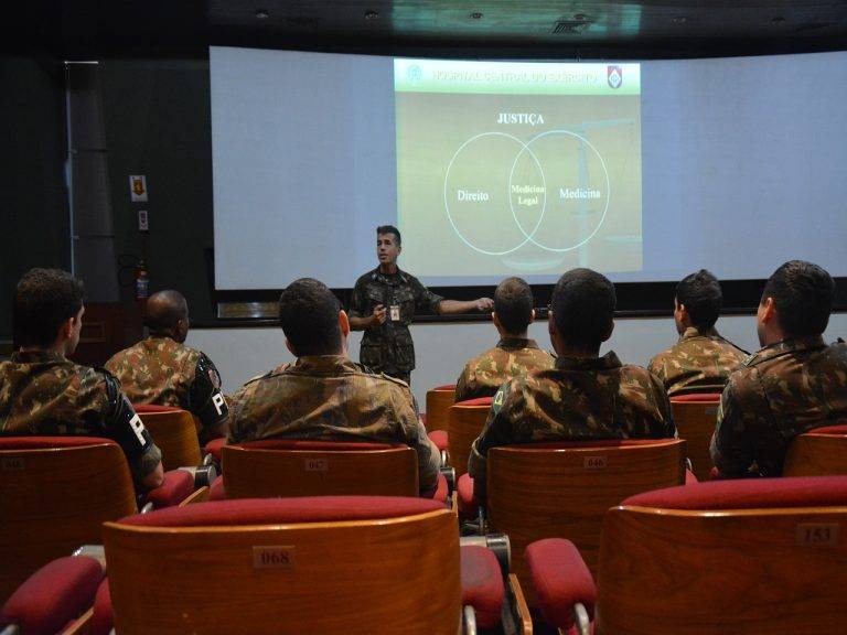Alunos do Curso de Perícia e Investigação Criminal Militar recebem instruções no Instituto de Biologia do Exército