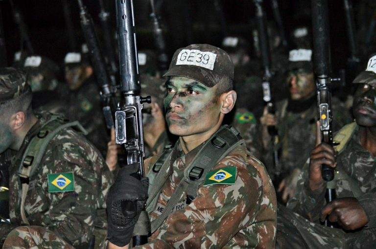 Recrutas do 7º Regimento de Cavalaria Mecanizado realizam exercício no terreno
