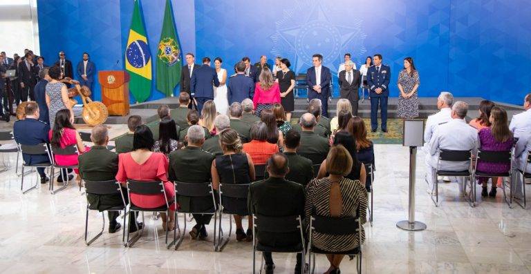 Ministro da Defesa cumprimenta oficiais-generais recém-promovidos