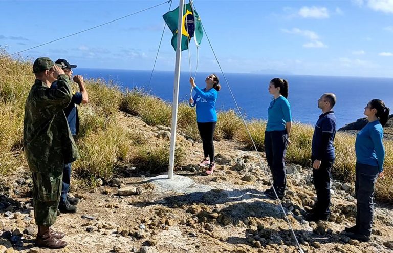 Pesquisadores e militares da Marinha retornam à Ilha Martin Vaz