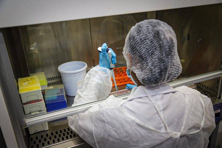 Comitiva da Defesa participa de simpósio sobre infecções bacterianas em Salvador