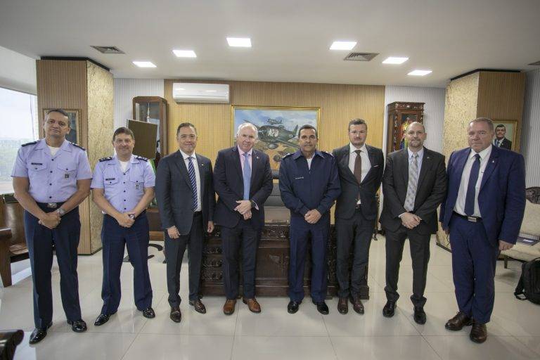 Comandante da FAB reúne-se com representantes da Boeing e da SAAB
