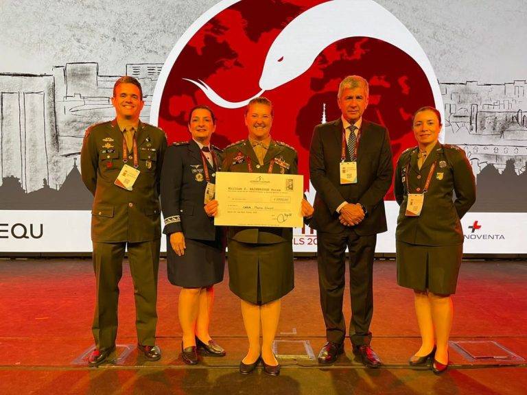 Militar brasileira recebe prêmio na Bélgica sobre trabalho no combate à Covid-19
