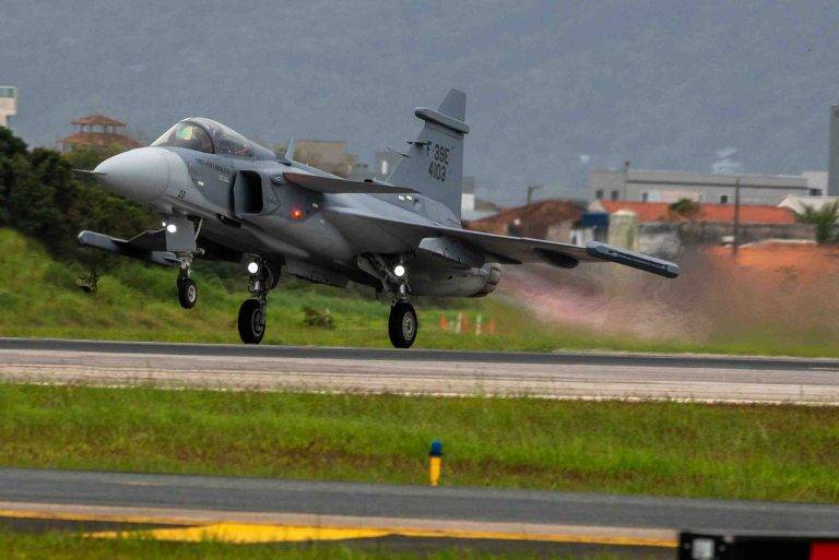 Chegam ao Brasil mais dois caças Gripen E para a Força Aérea Brasileira