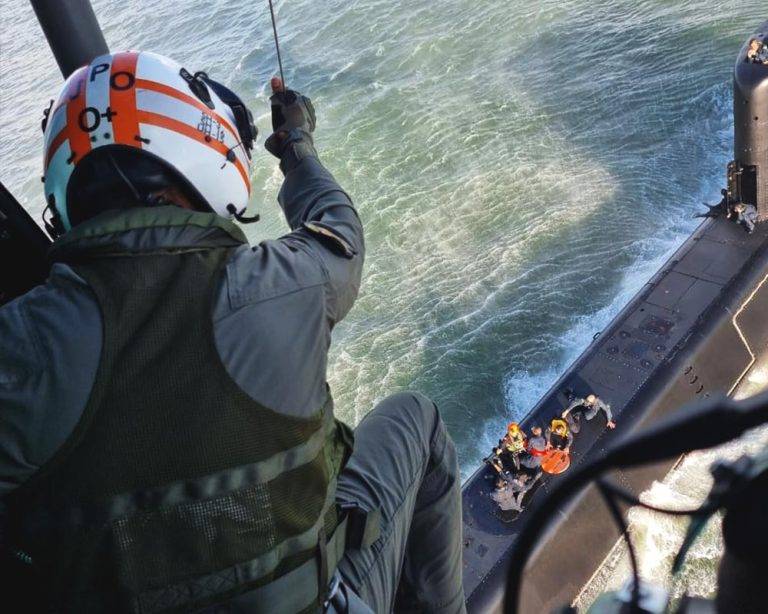 Marinha realiza evacuação aeromédica de militar que estava em submarino